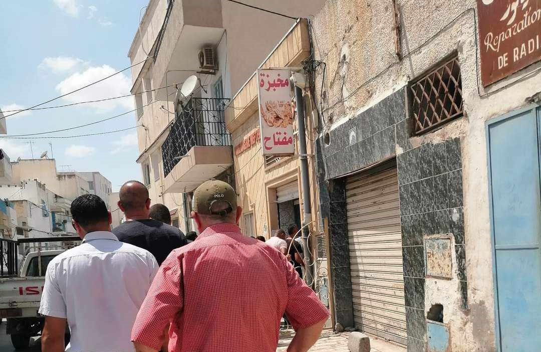 التونسيون مجبرون على طوابير لساعات بسبب أزمة الخبز في تونس - عربي بوست