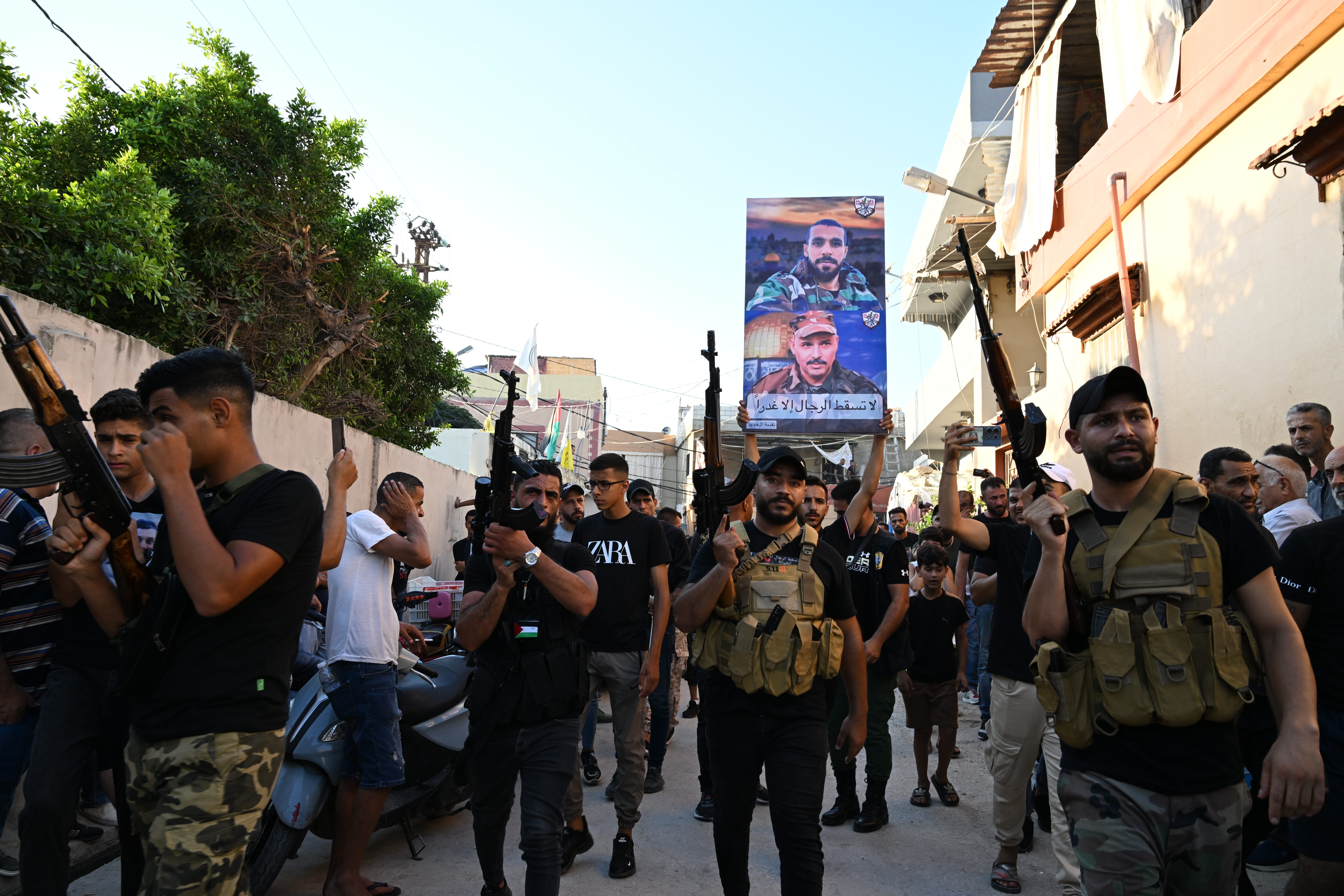 مقاتلو حركة فتح في أحد المخيمات الفلسطينية بصيدا/ الأناضول
