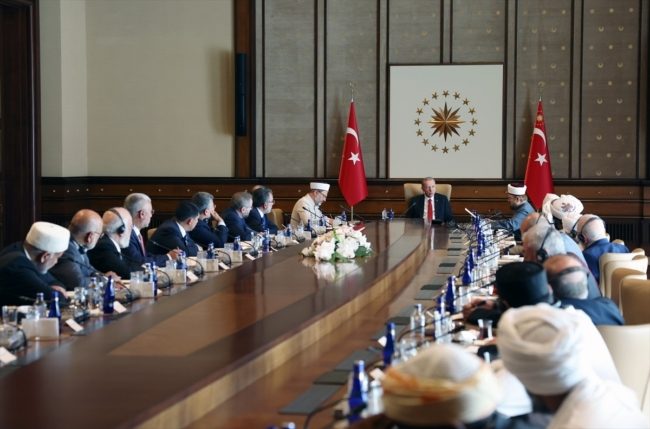 اقترحوا افتتاح جامعة على غرار الأزهر وناقشوا أزمة المهاجرين.. تفاصيل لقاء أردوغان مع “علماء المسلمين”