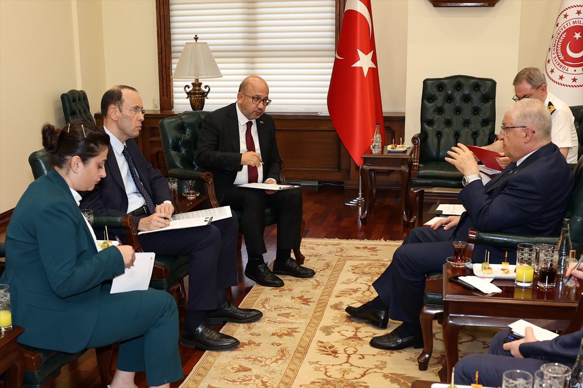 “لا يمكن أن نغادر سوريا دون ضمان أمن حدودنا”.. وزير الدفاع التركي يحدد المدخل إلى السلام بدمشق