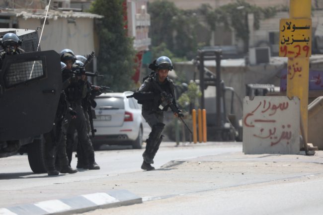 مستوطنون يهاجمون منازل فلسطينيين جنوب الضفة.. وإسرائيلي يطعن شاباً فلسطينياً أثناء التصدي لهم