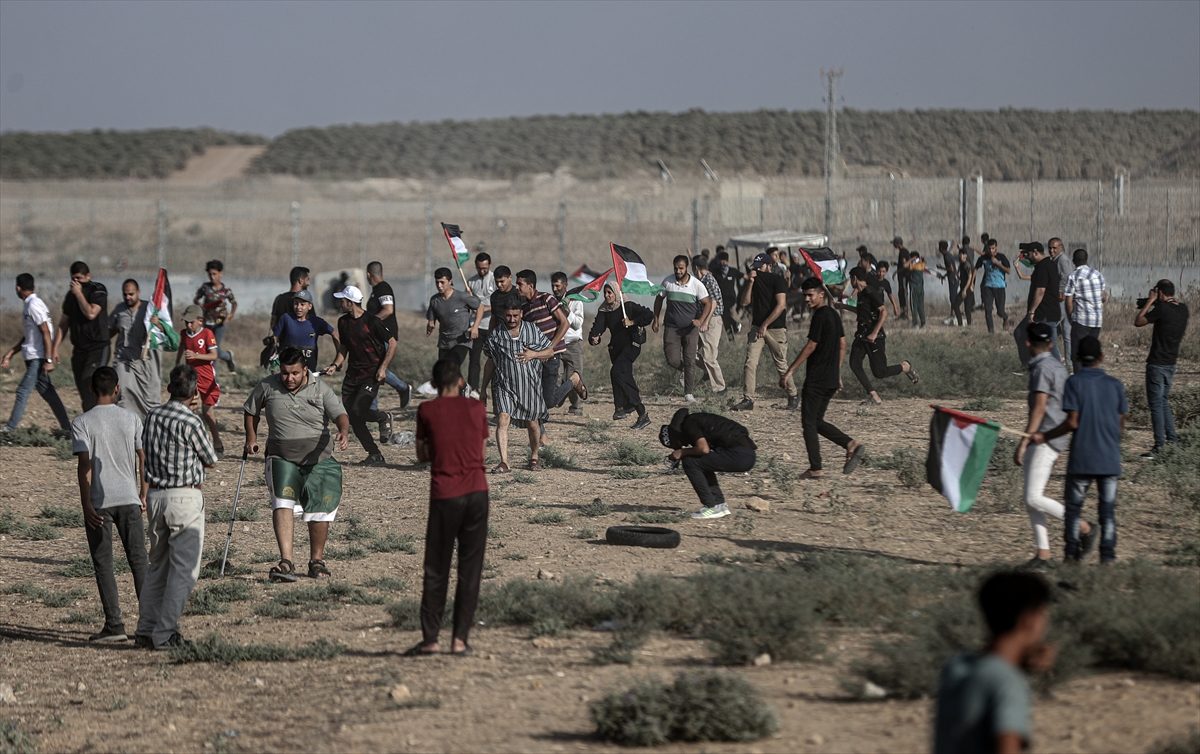 إصابة فلسطينيين خلال تفريق الاحتلال مظاهرة على حدود غزة.. خرجت لإحياء ذكرى حريق المسجد الأقصى