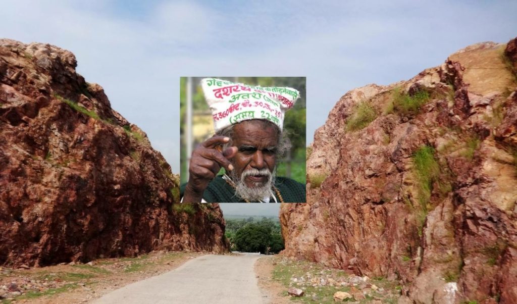 رجل هندي نحت الجبل