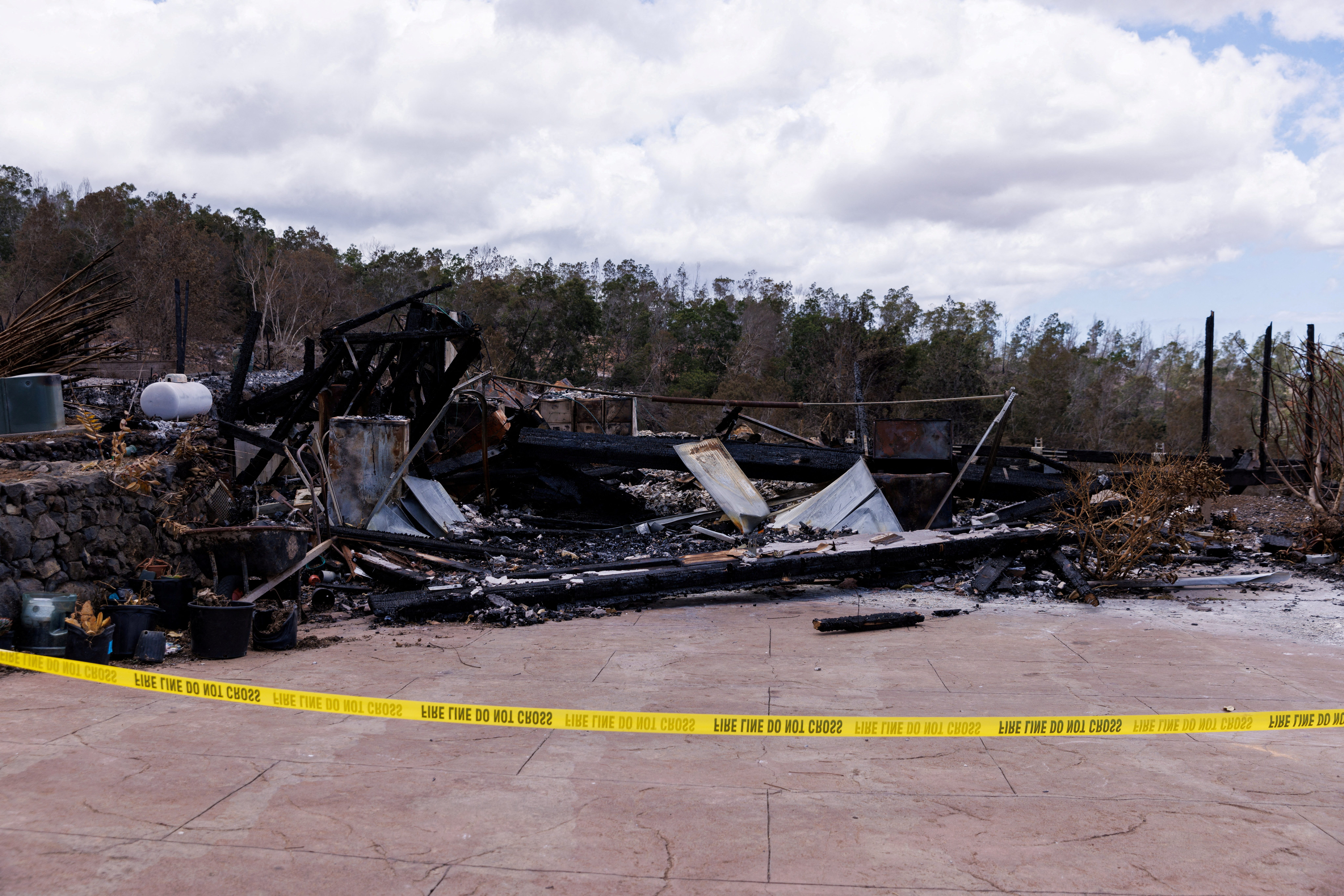 احترق كل شيء حوله إلا هو! لغز “المنزل الأحمر” يحير الجميع، وصاحبته توضح سبب نجاته من النيران