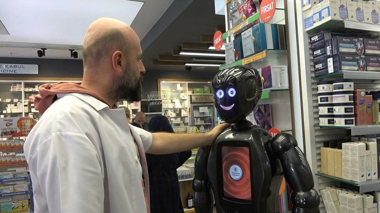روبوت صيدلي لأول مرة في تركيا.. جذب اهتمام الناس نحوه وزميلته تشعر بقلق على وظيفتها