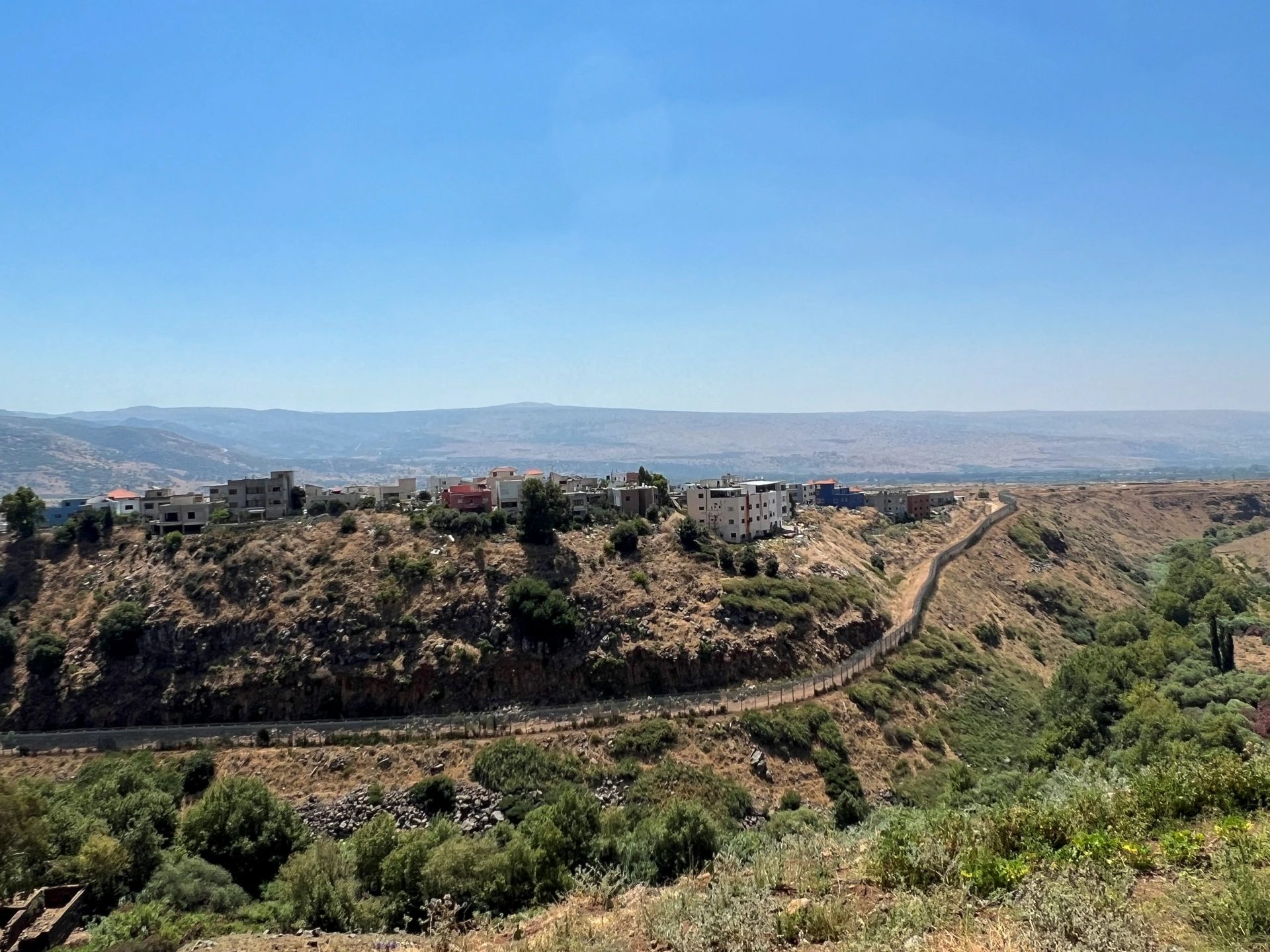 بلدة الغجر تحظى بموقع جغرافي مهم عند نقطة التقاء الحدود بين لبنان وسوريا وفلسطين المحتلة/ (رويترز)