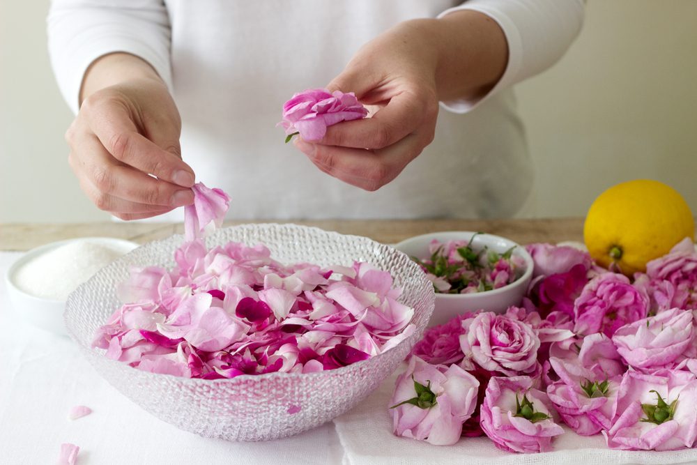 يجب غسل بتلات الورد الطبيعية قبل استخدامها للأكل - ShutterStock