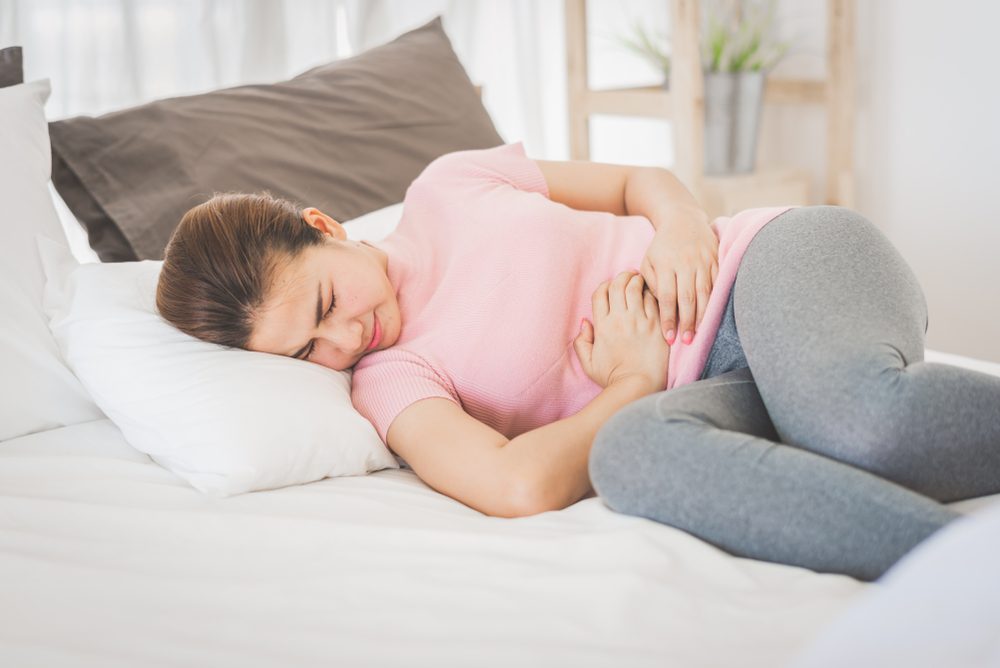 المرض يسبب المغص الشديد ومشاكل صحية أخرى - ShutterStock