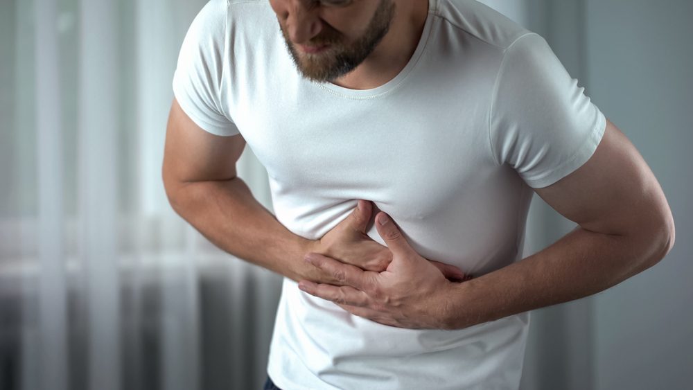 من الأعراض الشائعة للحالة الشعور بألم في البطن - ShutterStock