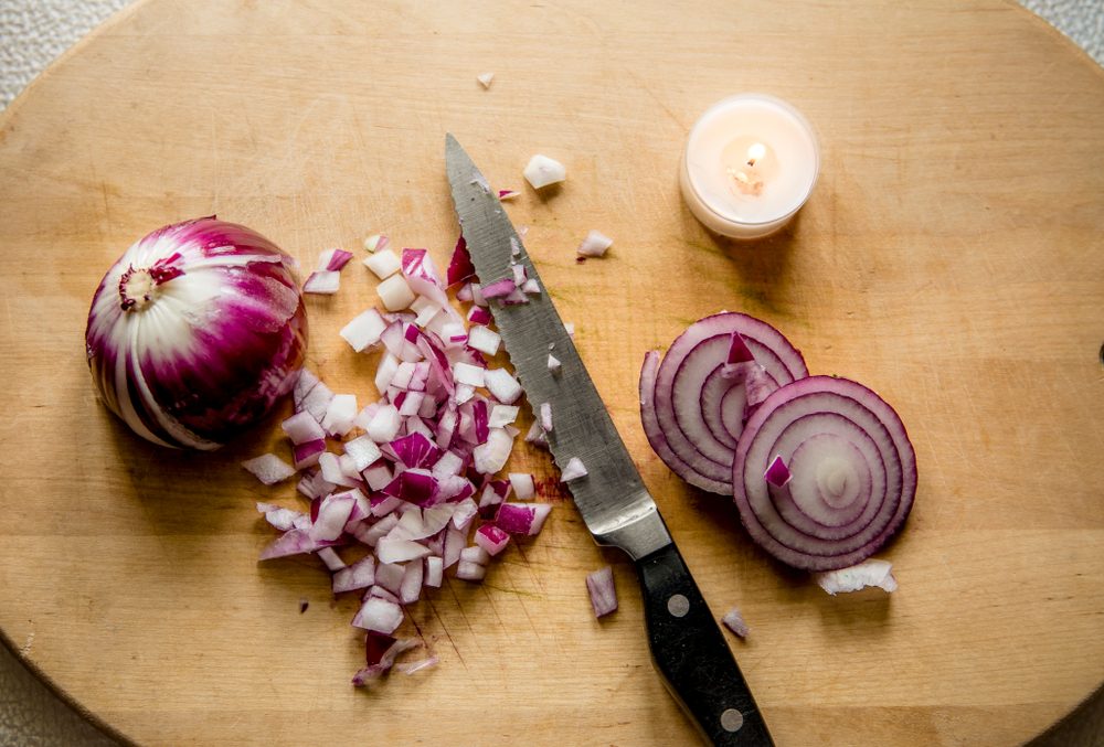الحد من مشكل الدموع عند تقطيع البصل| shutterstock