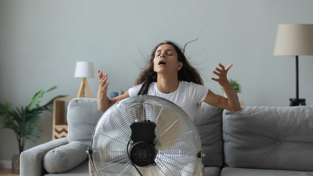 إذا كان خيار الجلوس أمام المروحة متاحاً، فقم بذلك فوراً/ Shutterstock