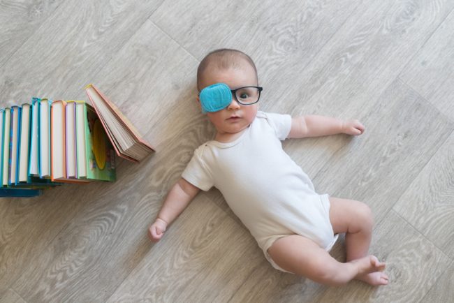 شائع لدى الأطفال وتجاهله قد يسبب العمى.. “كسل العين” أسبابه وطرق علاجه