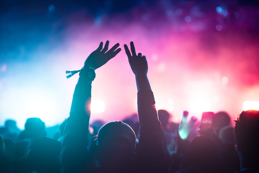 النشوة والإثارة بسبب الحفل قد تدفع الجماهير لارتكاب الحماقات - shutterStock