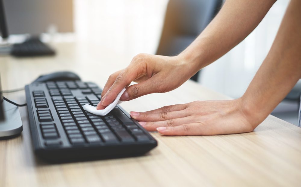 لوحات المفاتيح تجمع الكثير من الأوساخ والبكتيريا بسبب الاستخدام - Shutterstock