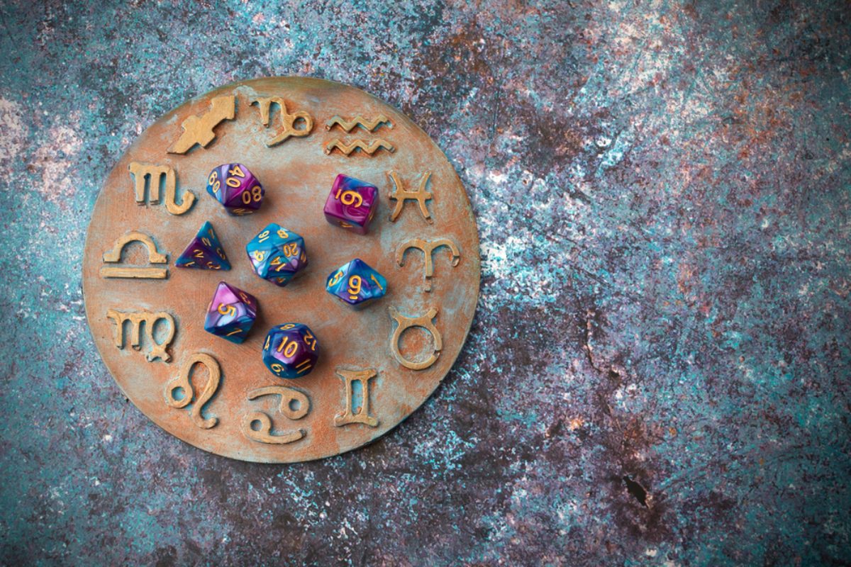 لماذا لا يزال الناس يؤمنون بالأبراج وقراءة الحظوظ؟