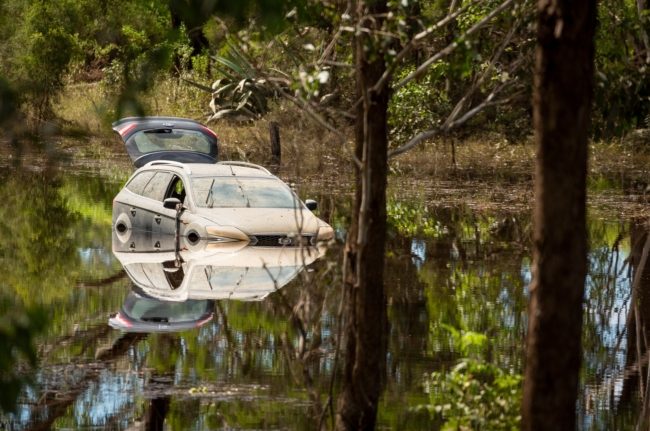 فيديو يحبس الأنفاس لسقوط سيارة من شلال وبداخلها طفلة تصرخ.. والدها قفز لإنقاذها رغم عدم إجادته للسباحة