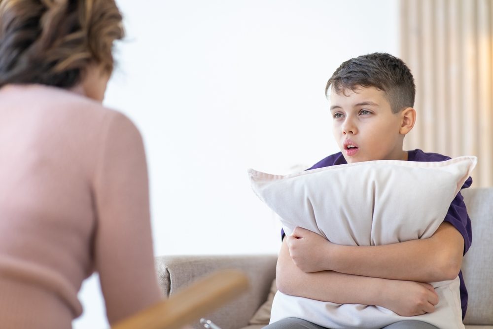 من الضروري التعامل بحكمة وهدوء مع الطفل في مراحل عمره الحساسة - ShutterStock