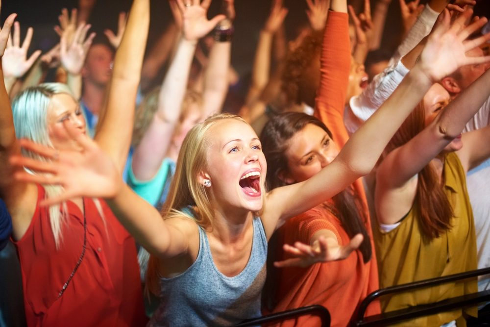 يشعر المعجب أنه بحاجة لجذب انتباه الفنان بأي شكل - ShutetrStock