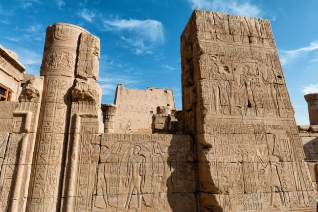 رُبط بعضها بالكائنات الفضائية وأخرى لإرضاء الآلهة.. 5 آثار حيرت العلماء اثنان منها في دولة عربية