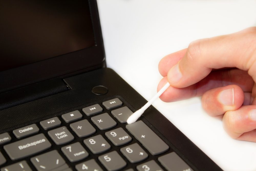 يمكن استخدام أعواد قطن الأذن لتنظيف الأماكن الضيقة باللوحة - ShutterStock