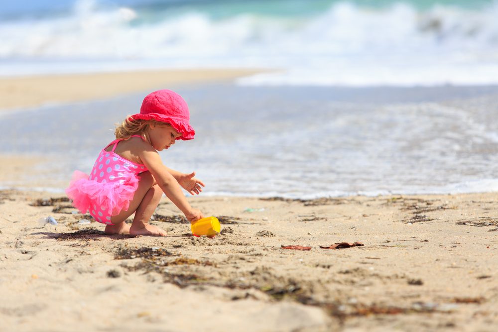 معضلة العطلة الصيفية خاصة للأطفال الصغار.. طرق إزالة رمال الشاطئ من الشعر بالخطوات