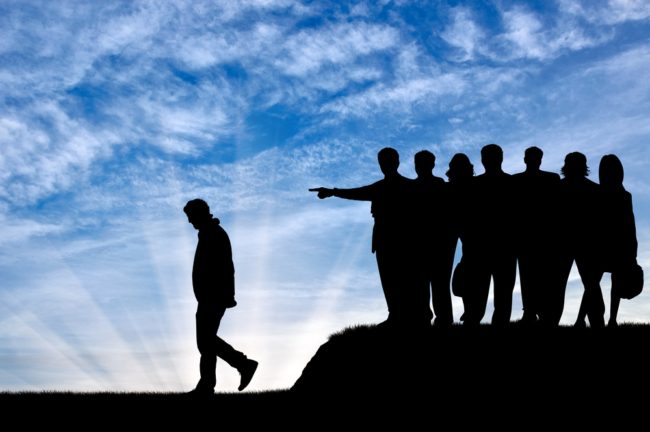 سوء الظن.. هكذا يُفسد رؤيتنا لأنفسنا وللآخرين