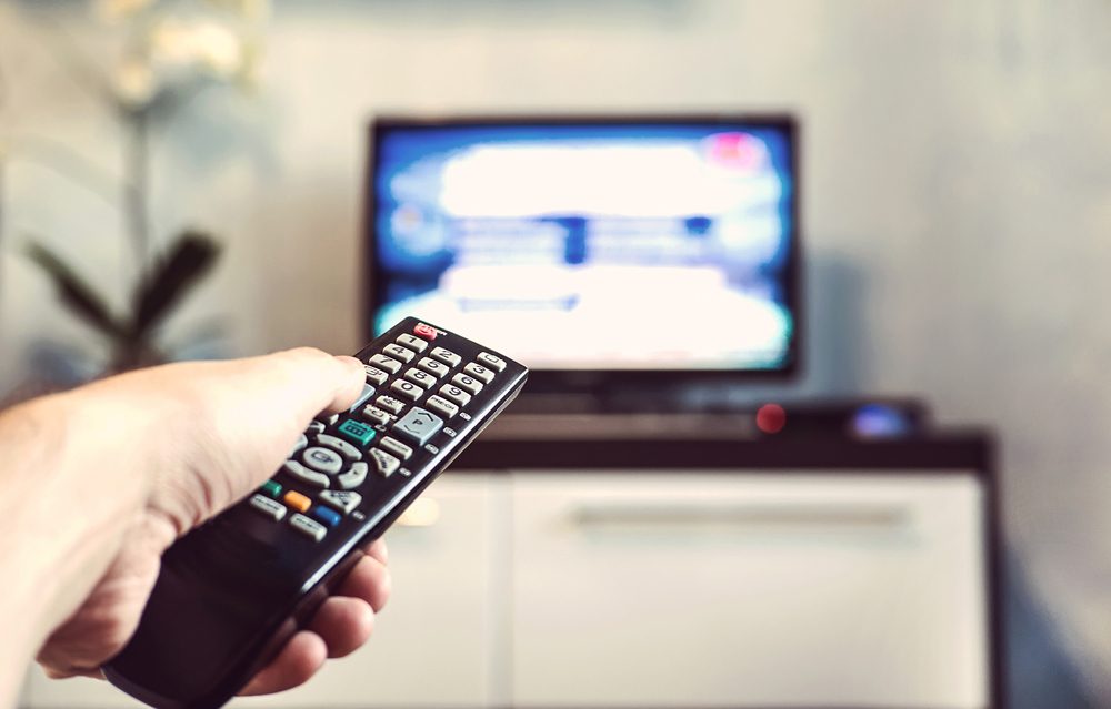 جهاز التحكم في التلفاز يحمل مئات الأنواع من الجراثيم والبكتيريا - ShutterStock