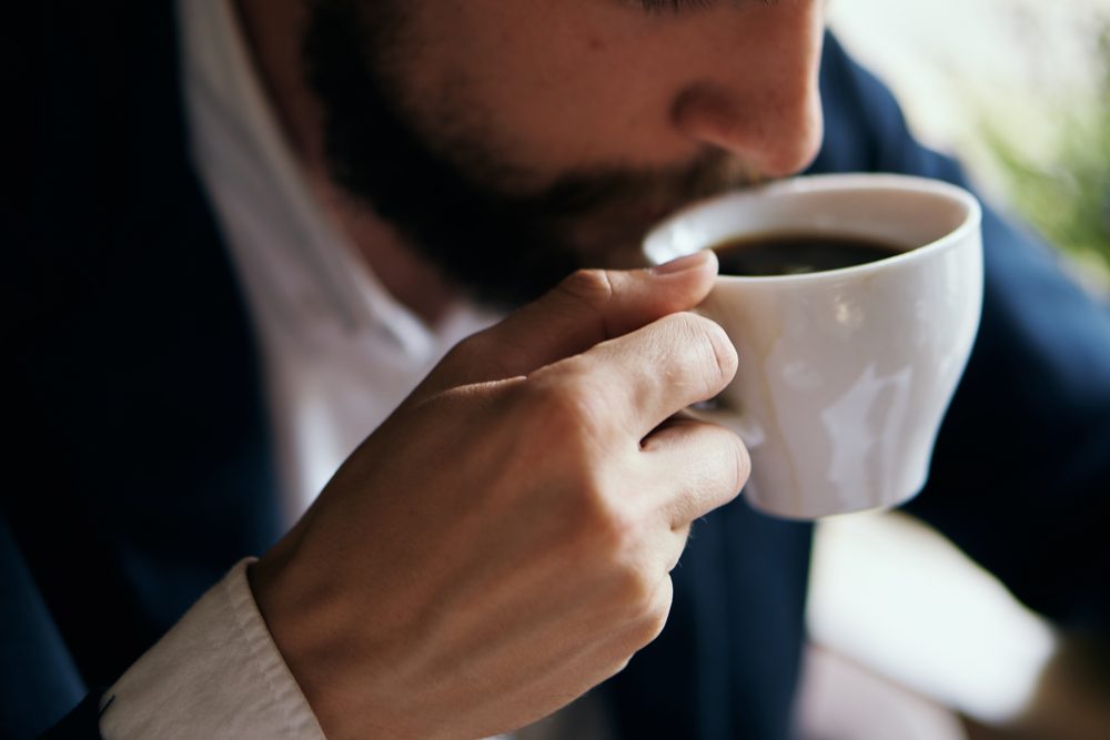 يحتوي كوب القهوة الواحد العادي على 95 ملغ من الكافيين/ Shutterstock