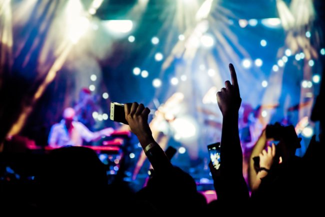 الفنانون في خطر أيضاً! لماذا يرمي المعجبون أشياء عشوائية على نجومهم المفضلين؟