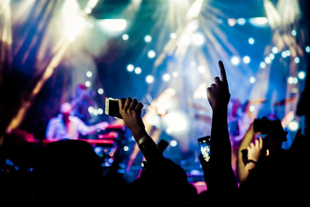 الفنانون في خطر أيضاً! لماذا يرمي المعجبون أشياء عشوائية على نجومهم المفضلين؟