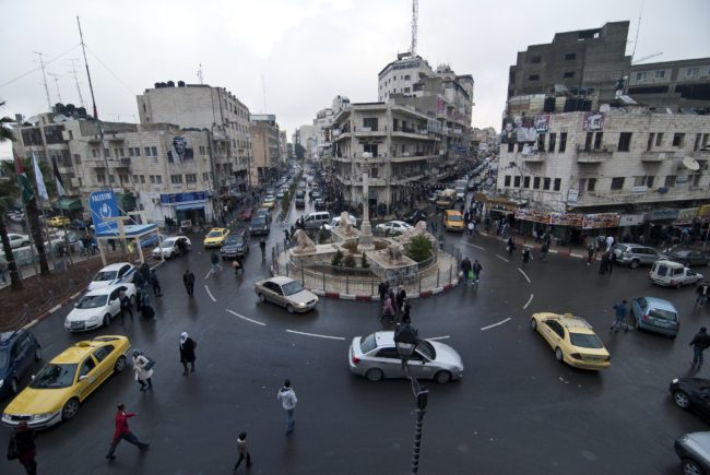 وصل سعر إحداها لربع مليون دولار! السلطة الفلسطينية تنظم لأول مرة مزاداً لبيع لوحات سيارات مميزة وتثير غضباً