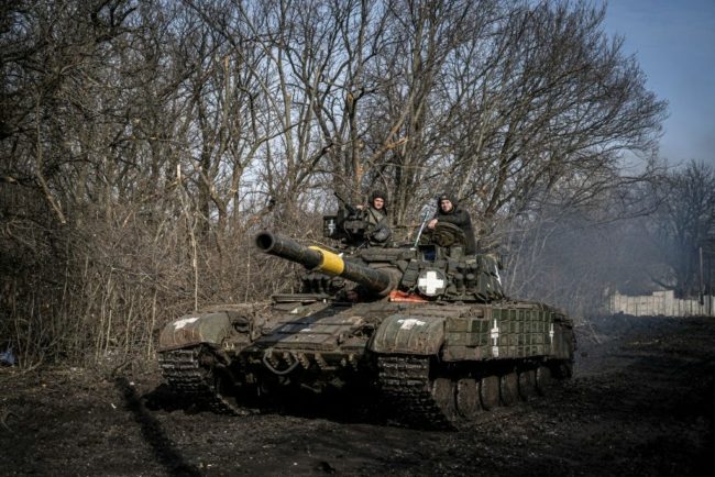 أوكرانيا تستعين بنظام جديد لإخفاء دباباتها عن أعين المسيّرات الانتحارية الروسية.. فهل ينجح بمهمته أم يفسدها؟