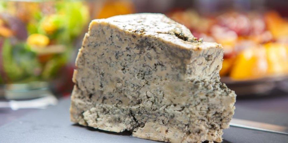 أغلى قطعة جبن في العالم تُباع بمزاد علني.. تنضج لأشهر بكهوف على ارتفاع 1500 متر فوق سطح البحر