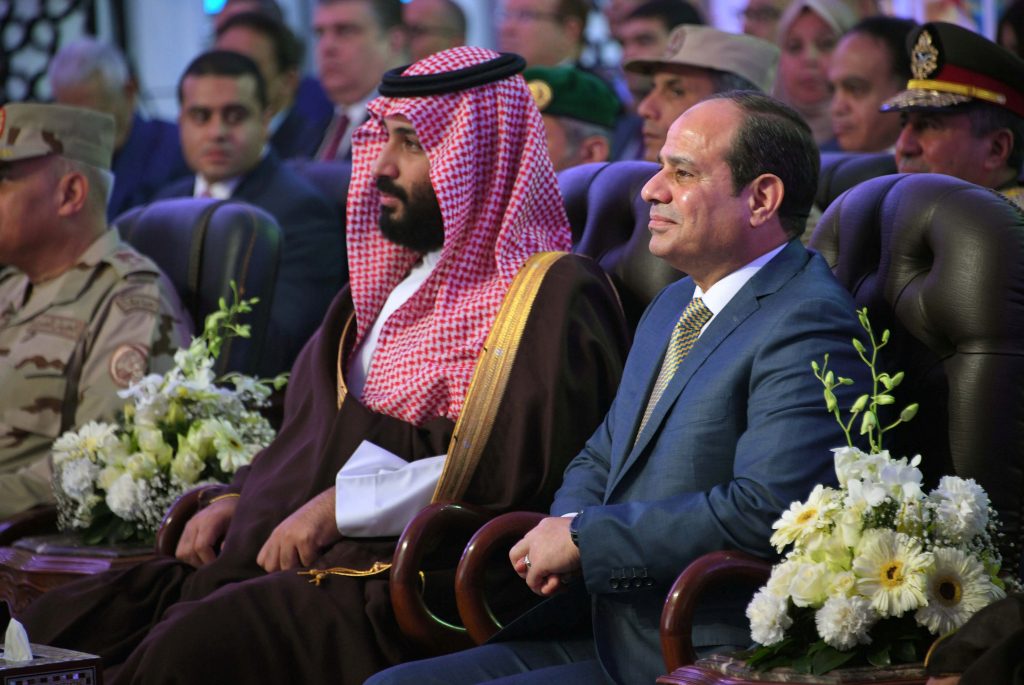الرئيس المصري وولي العهد السعودي/ رويترز