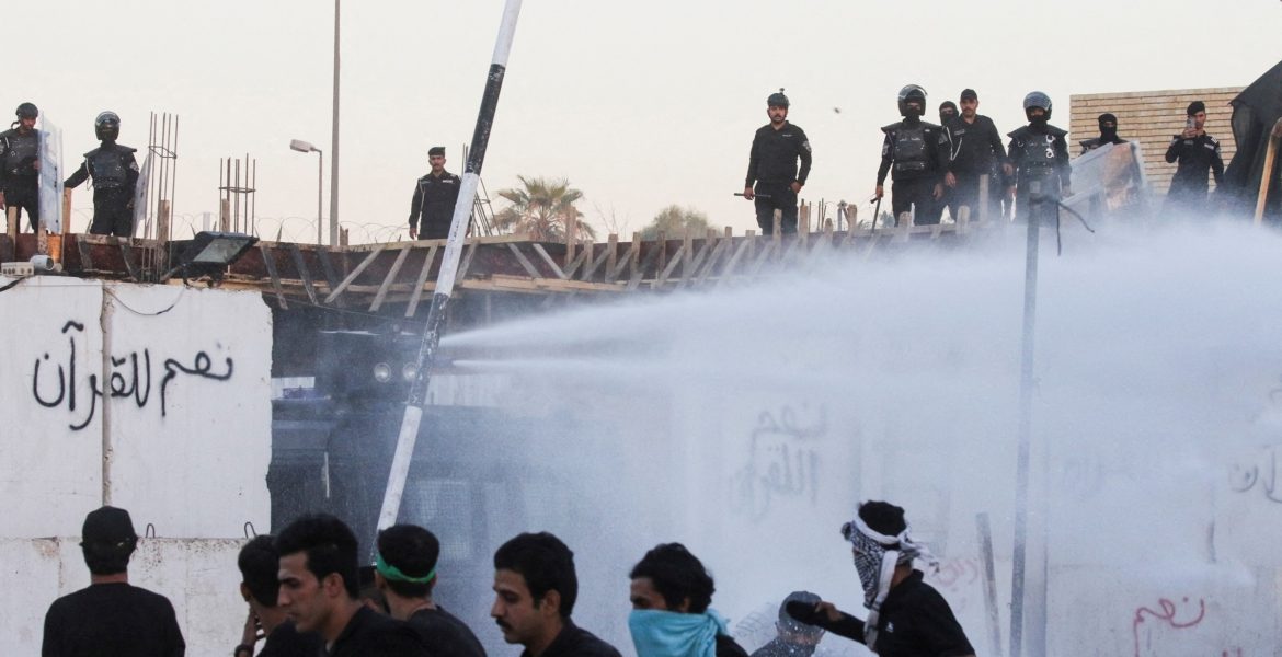 محكمة عراقية تقضي بسجن ضباط شرطة بواقعة إضرام النار بسفارة السويد.. اتهمتهم بـ”التقاعس” عن حمايتها