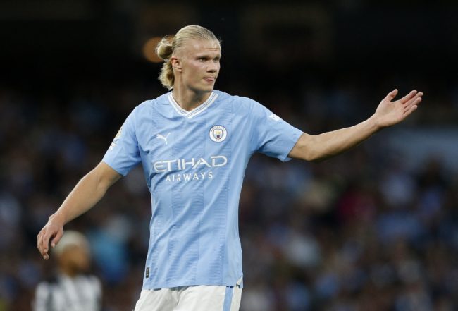 يُغلق فمه بشريط لاصق ويرتدي نظارات زرقاء.. هالاند يكشف عن طقوسه خلال النوم