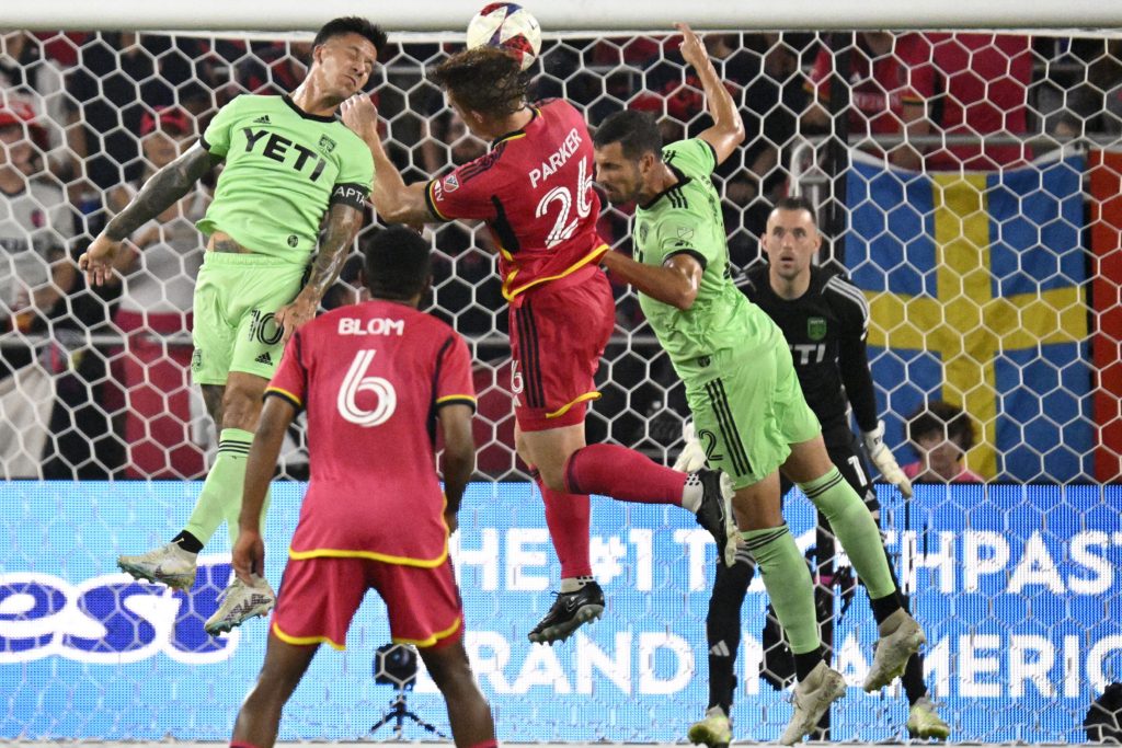 الدوري الإنجليزي ينشئ صندوقاً لعلاج اللاعبين المصابين بالخرف (رويترز)