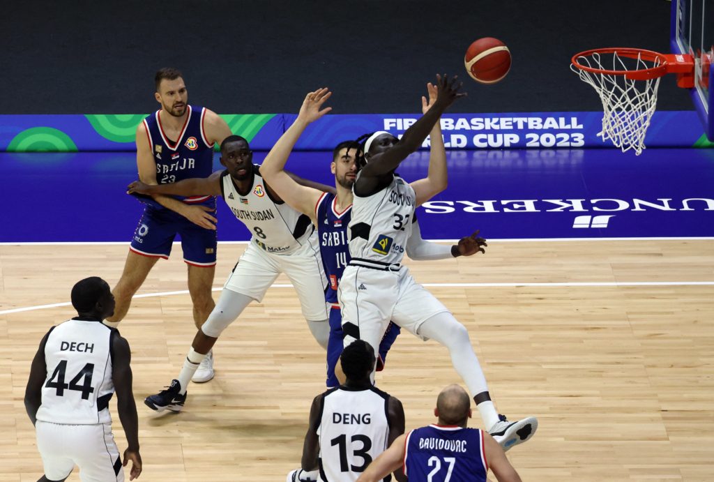 لاعب يفقد كليته في كأس العالم لكرة السلة (رويترز)