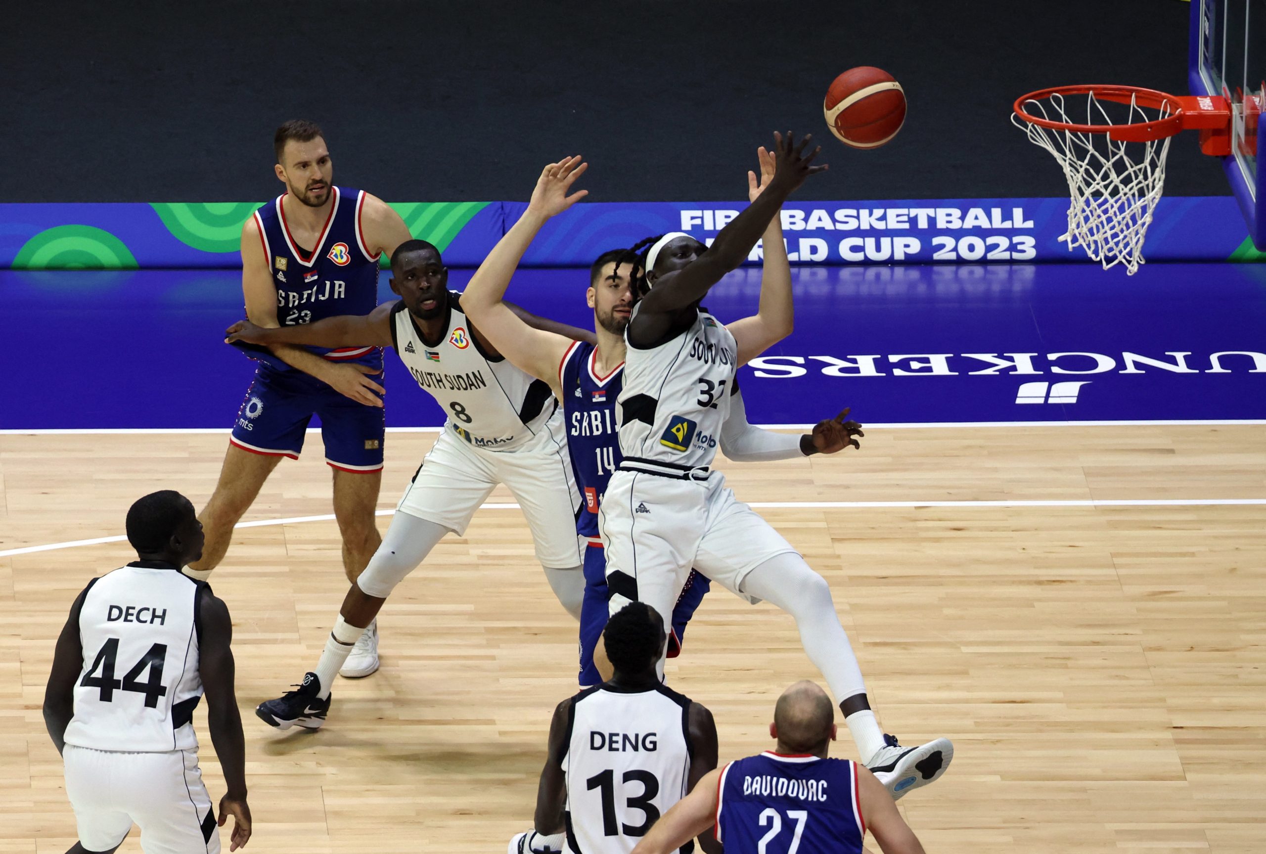 لاعب يفقد كليته في كأس العالم لكرة السلة (رويترز)