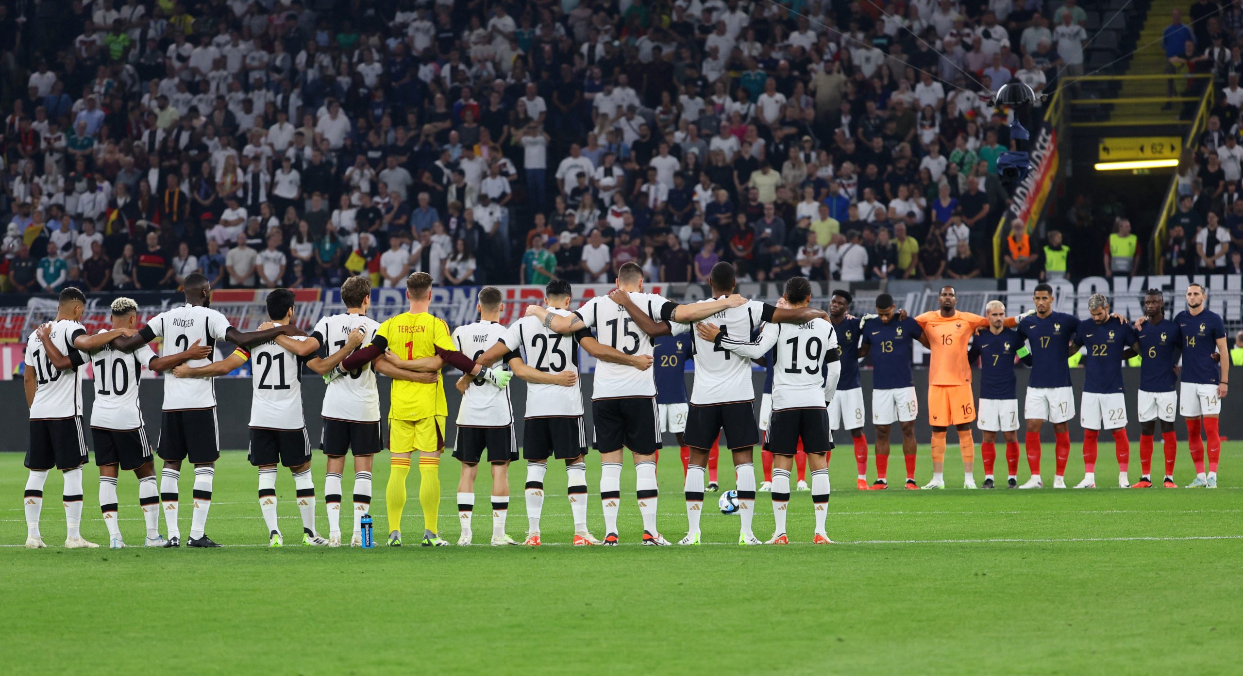 عالم كرة القدم يتضامن مع ليبيا المنكوبة بالفيضانات (رويترز)