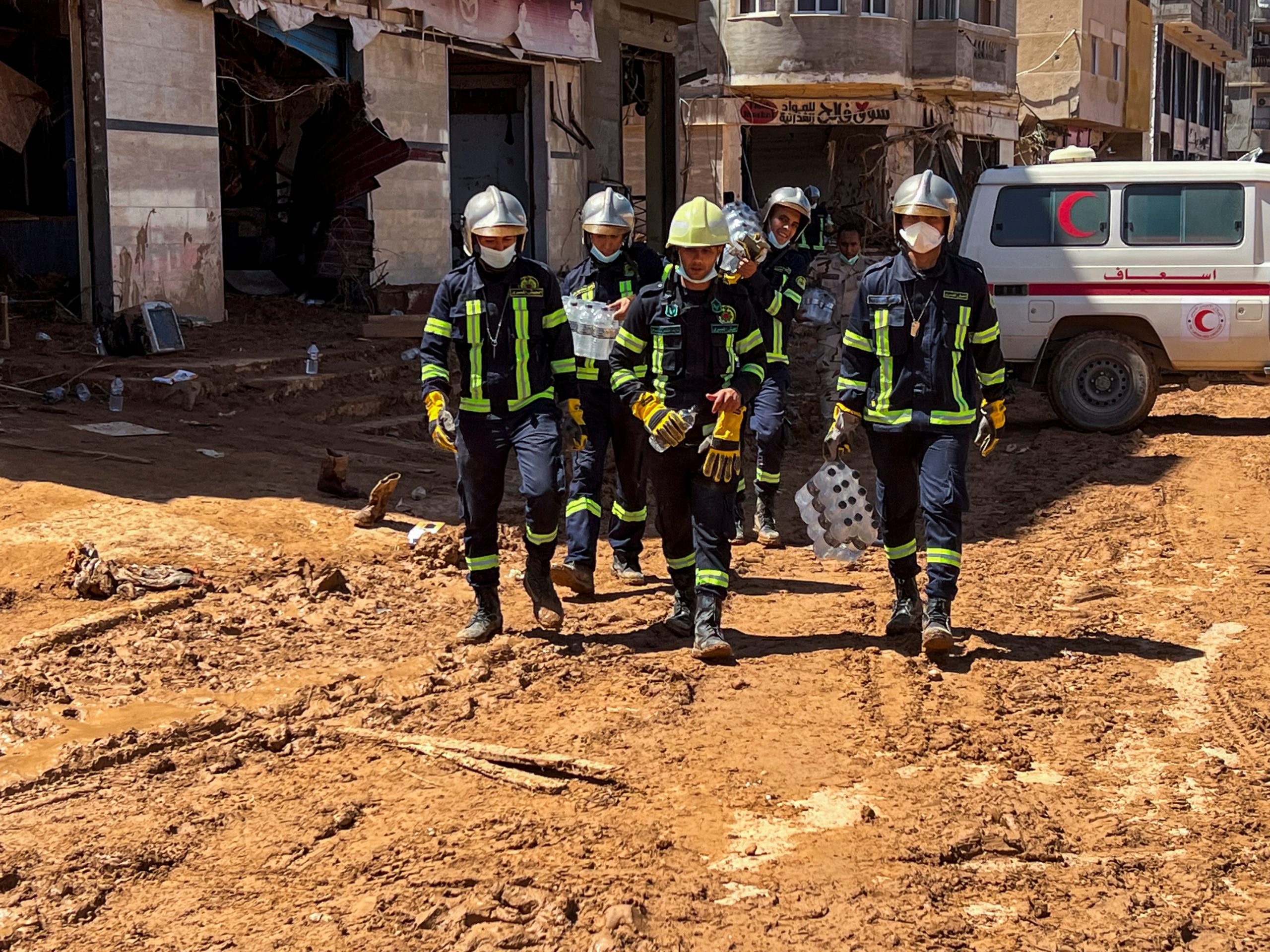 “يا بوي سامحني”.. أب ليبي مكلوم يروي بحرقة تفاصيل فقدان ابنه الوحيد بسيول مدينة “درنة” (فيديو)