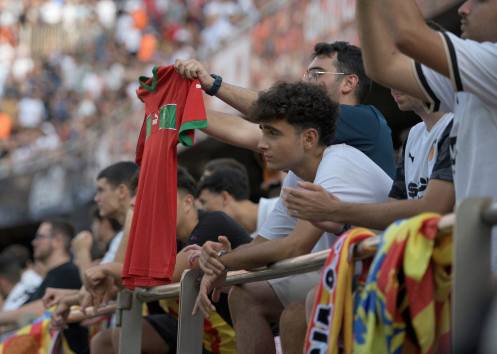 ريال مدريد يتبنى طفلاً مغربياً فقد عائلته في الزلزال (رويترز)