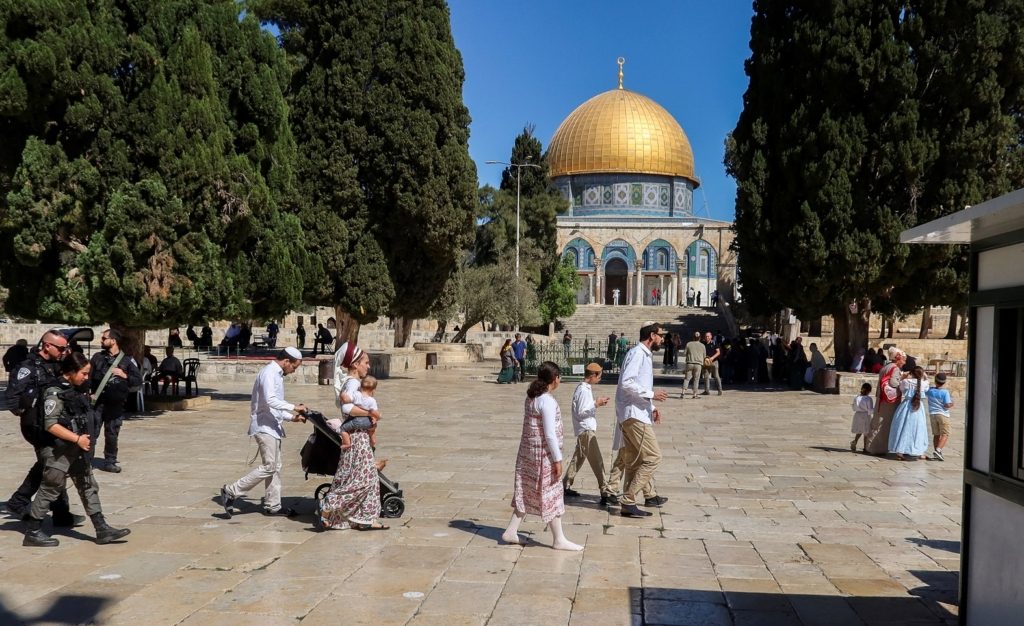 مستوطنون يقتحمون المسجد الأقصى