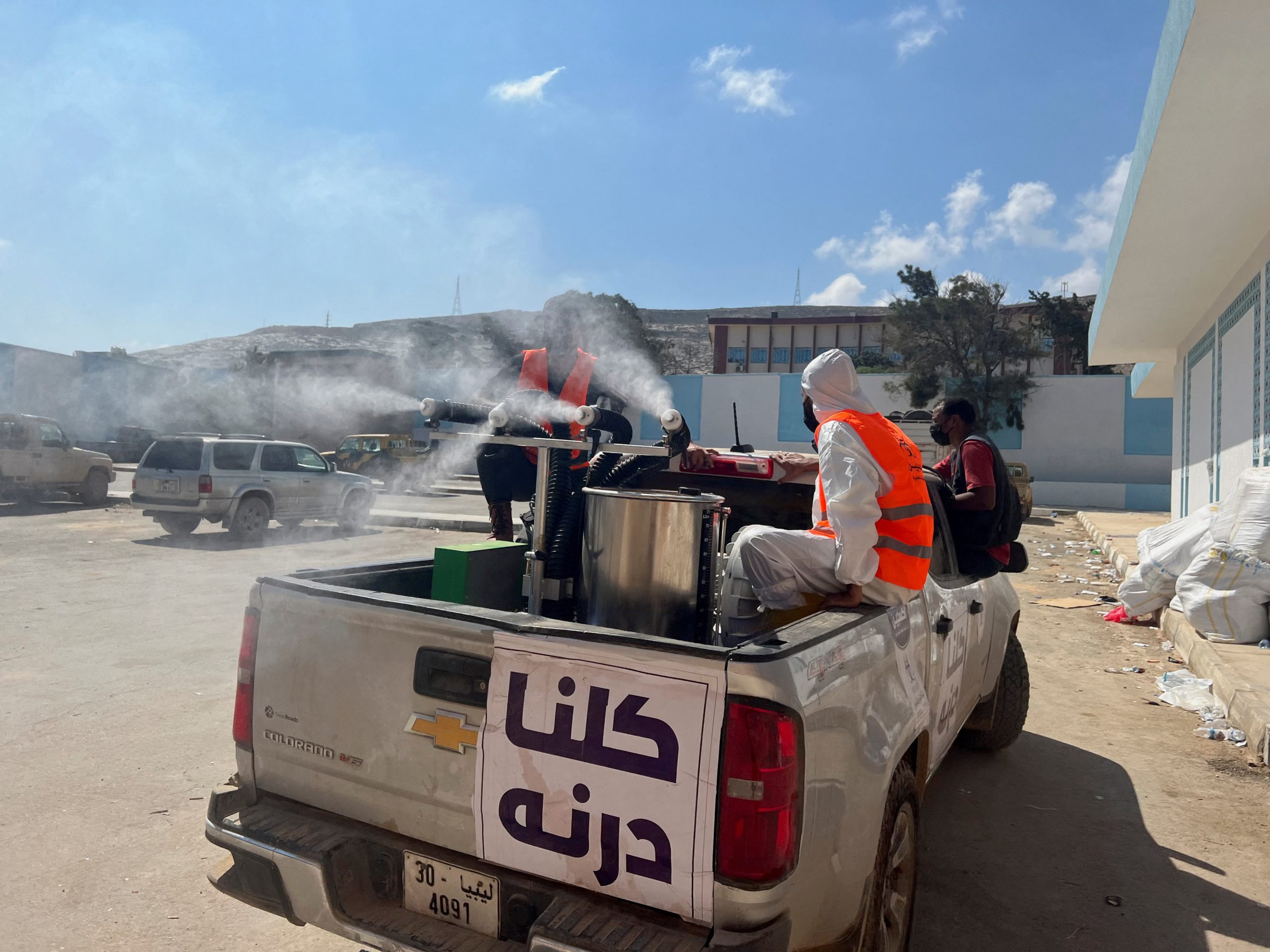 متطوعون ليبيون يقومون بتطهير مستشفى ميداني عقب الفيضانات في درنة/رويترز