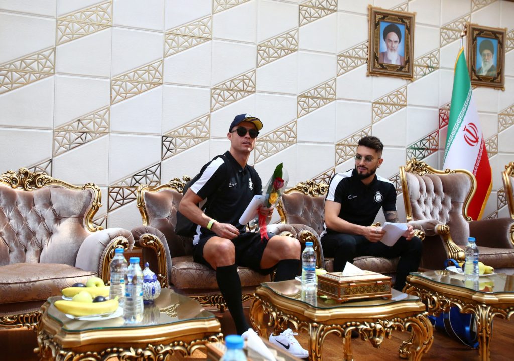 رونالدو يحقق رغبة طفل إيراني منعه الأمن من مقابلته (رويترز)