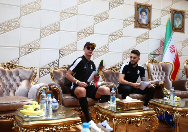 مشهد بكائه أثار تفاعلاً كبيراً.. رونالدو يحقق رغبة طفل إيراني منعه الأمن من مقابلته (فيديو)