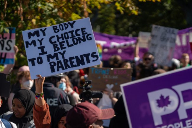 الكنديون غاضبون من فرض “المثلية الجنسية” بالمناهج الدراسية على الأطفال.. الآلاف تظاهروا بعدد من المدن