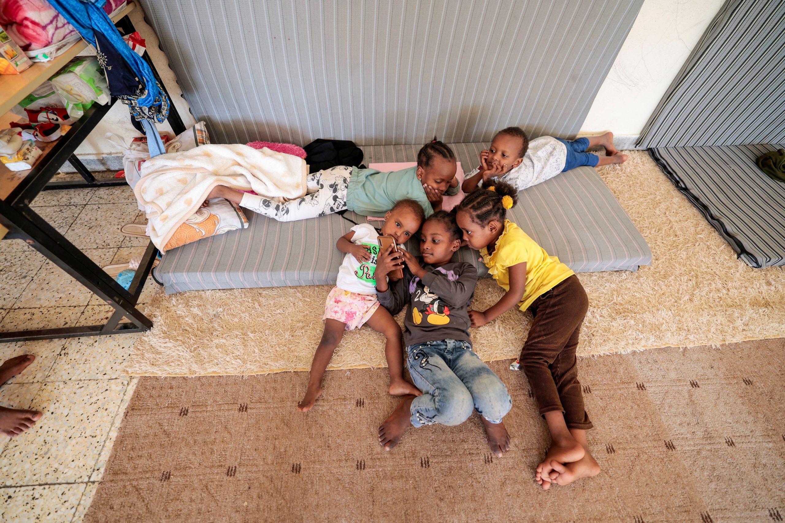 “أقل ما نفعله”.. عائلات ليبية تبادر برعاية أطفال فقدوا ذويهم في سيول درنة