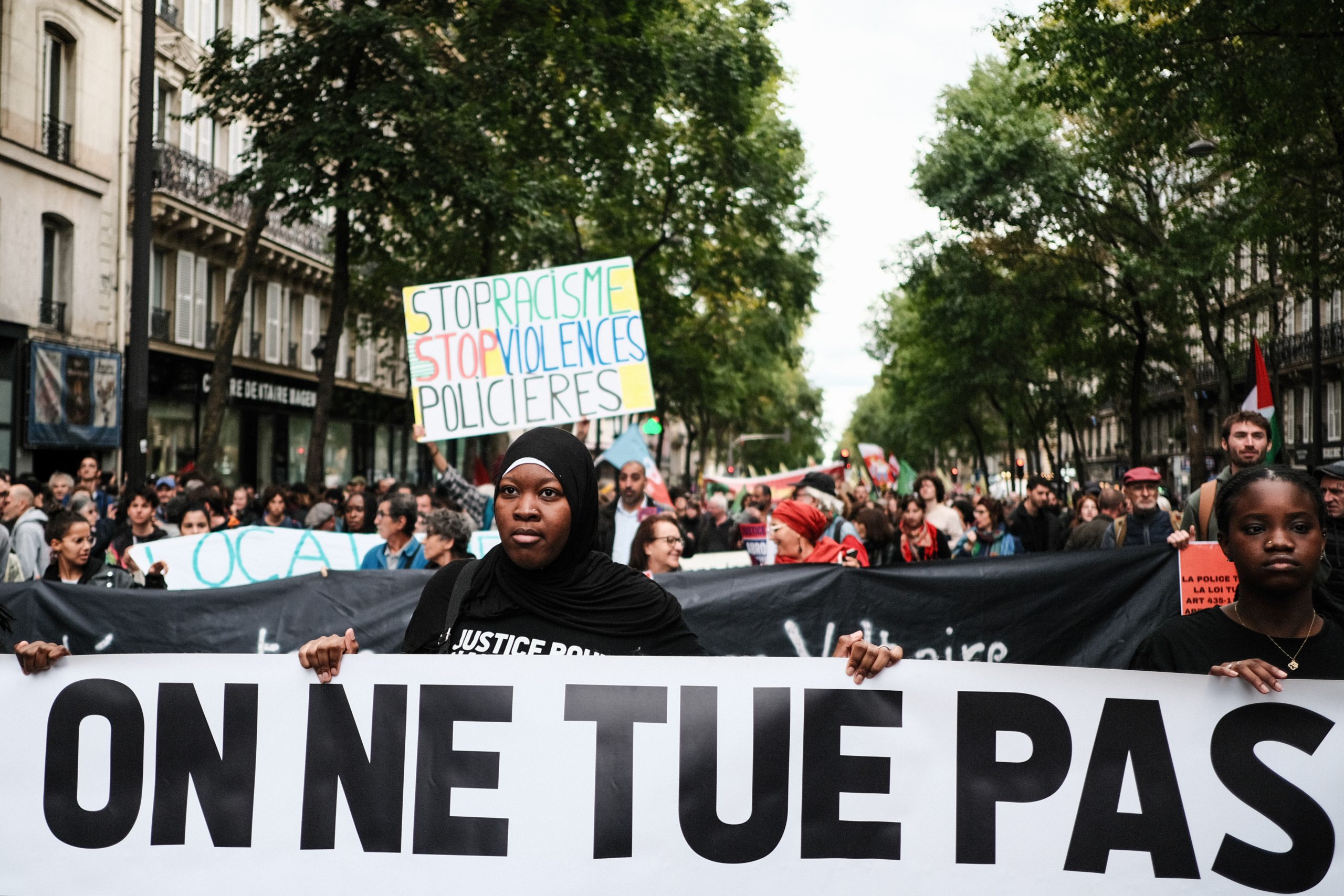 يتعرضون للتمييز بشتّى المجالات.. سياسي فرنسي بارز ينتقد العنصرية ضد السود ويكشف عن استطلاع رأي صادم