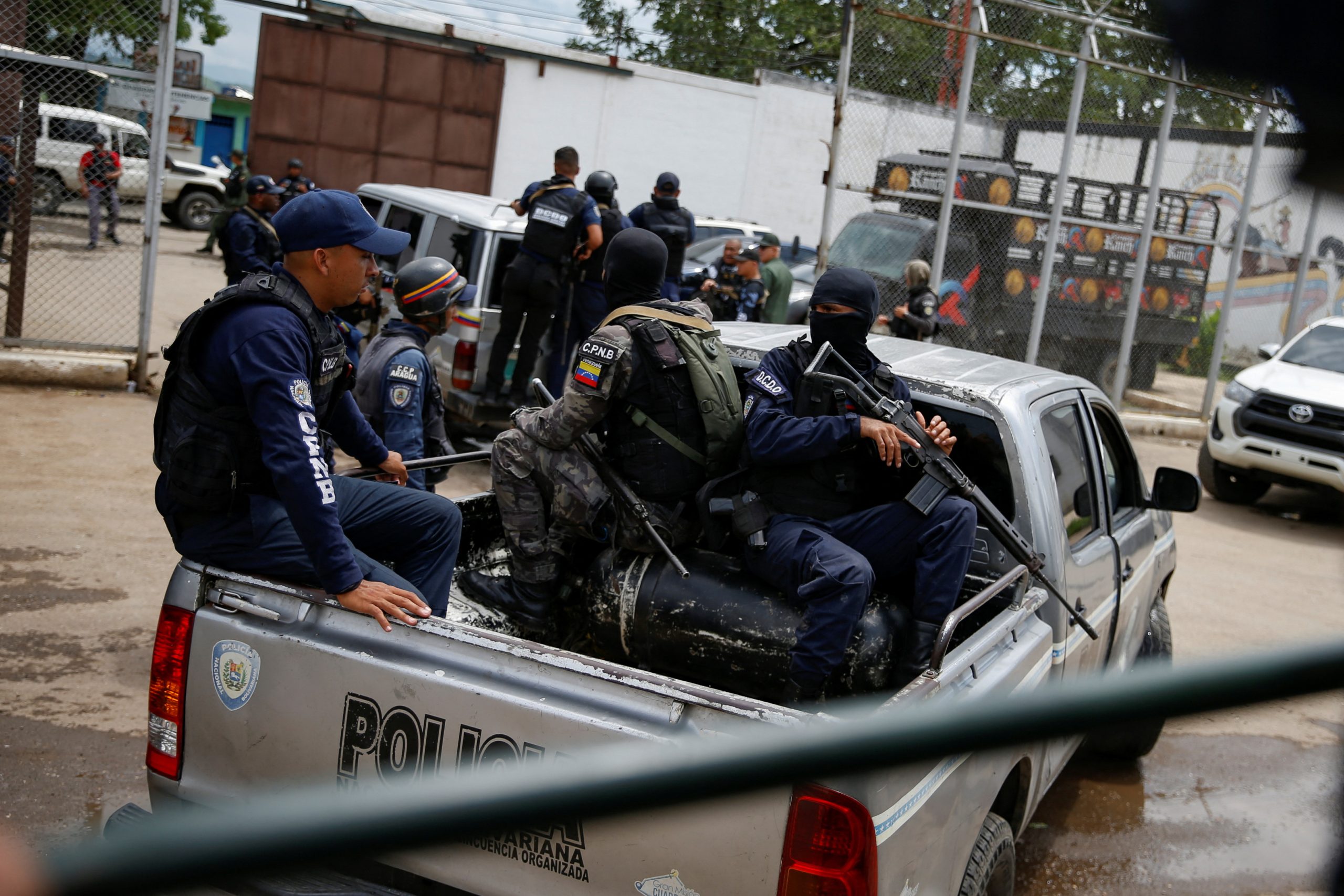 السلطات الفنزويلية تقتحم سجناً لتجده منتجعاً فاخراً.. عثروا على ملاعب ونساء لكنهم لم يجدوا زعيم المافيا المعتقل